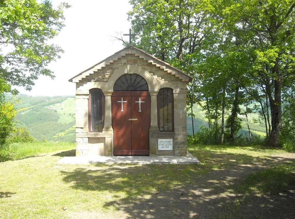 Sito in località le Serre, questo piccolo oratorio è stato costruito nel dopoguerra per ricordare l'uccisione di alcuni partigiani nell'aprile 1945, a pochi giorni dalla conclusione della guerra, con l'esercito tedesco in ritirata.