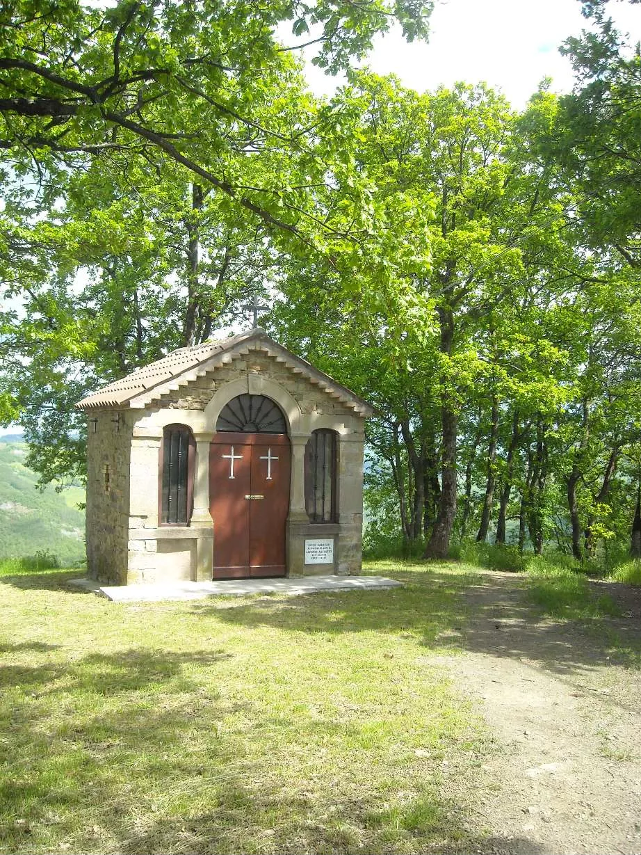 Sito in località le Serre, questo piccolo oratorio è stato costruito nel dopoguerra per ricordare l'uccisione di alcuni partigiani nell'aprile 1945, a pochi giorni dalla conclusione della guerra, con l'esercito tedesco in ritirata.
