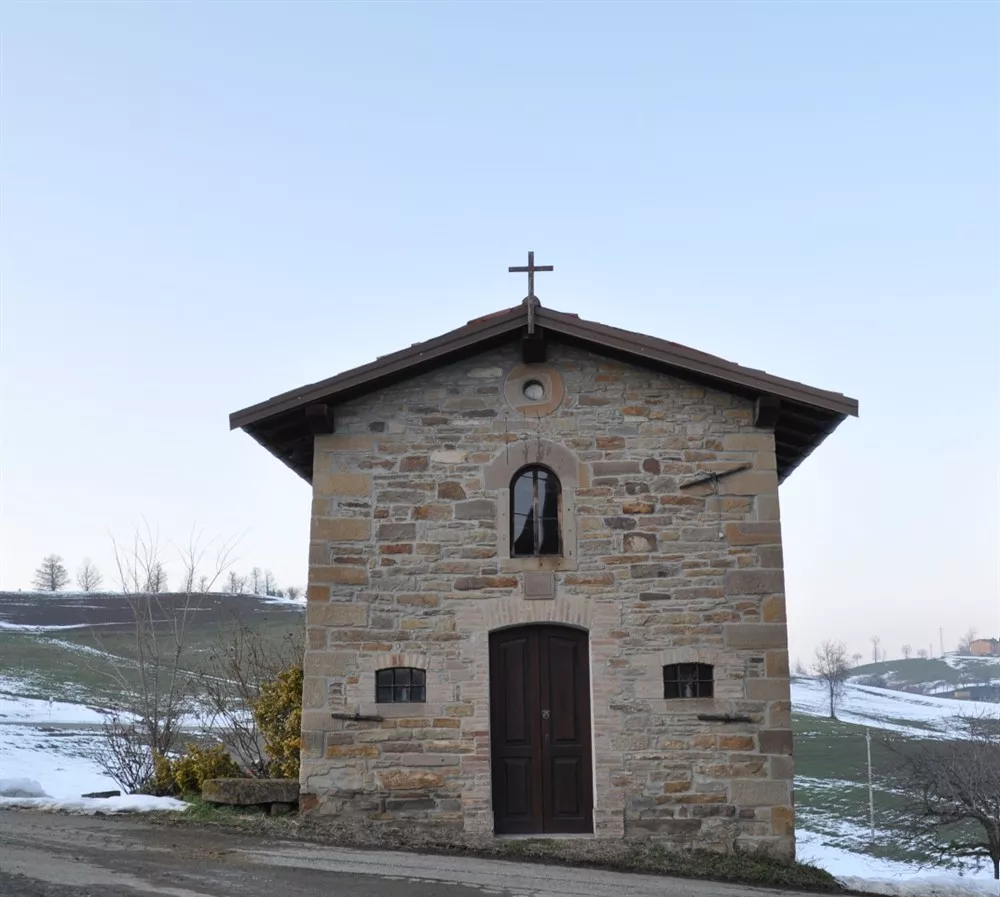 In via Roncacciolo, a pochi passi da via Valrossenna, sorge Casa Marini, complesso residenziale sette-ottocentesco di cui fa parte anche una piccola cappella, l'oratorio intitolato a Sant'Antonio da Padova costruito nel 1797 e recentemente restaurato.